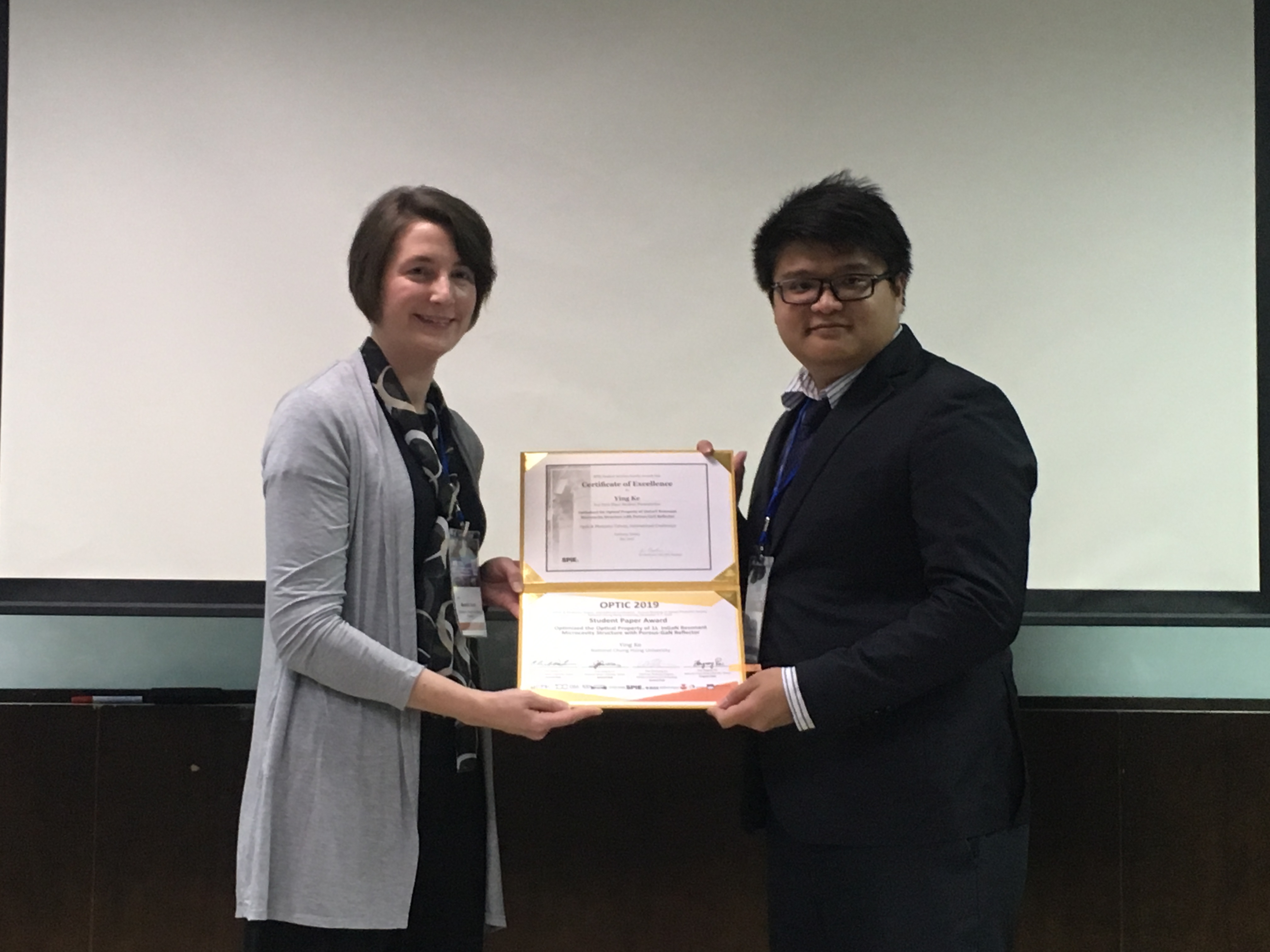 邱國峰於”OPTIC 2019″之口頭發表”Enlarging the degree of isotropic of strains for improved color purity in surface plasmon resonance”榮獲Student Paper Award。